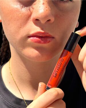 GLOSSY LIPS