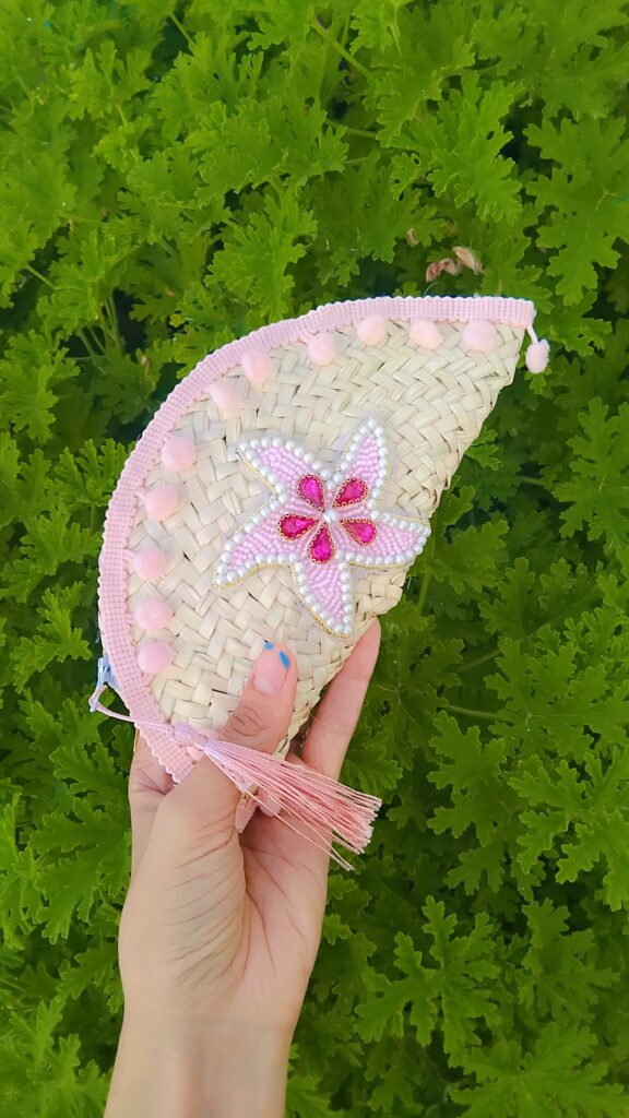Pochette artisanale en feuille de palmier